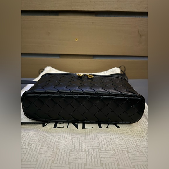 ❗️Sold Bottega Veneta
Intrecciato Leather Convertible
Vanity Case - Picture 5 of 8